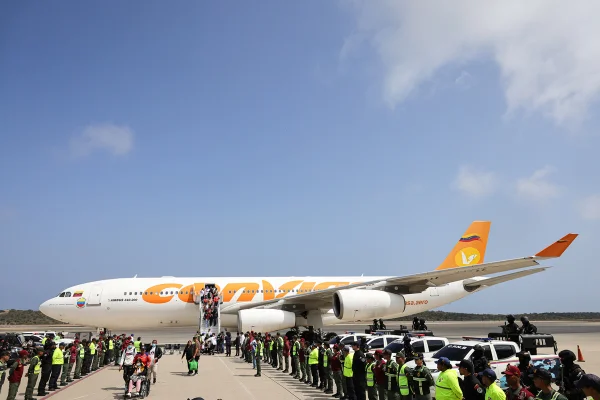 Imagem colorida, Um avião transportando venezuelanos deportados dos Estados Unidos é recebido por forças de segurança no Aeroporto Internacional Simón Bolívar, em La Guaira, Venezuela, em 24 de fevereiro de 2025- Metrópoles