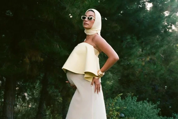 Na imagem com cor, foto da hailey bieber com roupas na cor amarelo manteiga - metrópoles