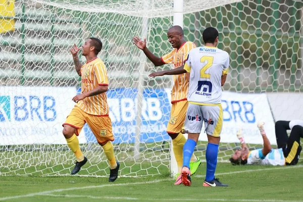 Reinaldo e Luquinhas dão sexta vitória ao Brasiliense no Candangão