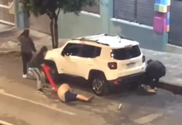 Imagem colorida de torcedores do River apanhando - Metrópoles