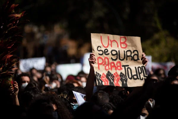 Coletivo Juntas organizou manifestação na UnB com o intuito de reivindicar mais segurança às mulheres e repudiar a violência na instituição, após estudante ser estuprada no Campus Darcy Ribeiro, na Asa Norte. Na foto, alunas marcham com cartazes em repúdio à violência e machismo - Metrópoles