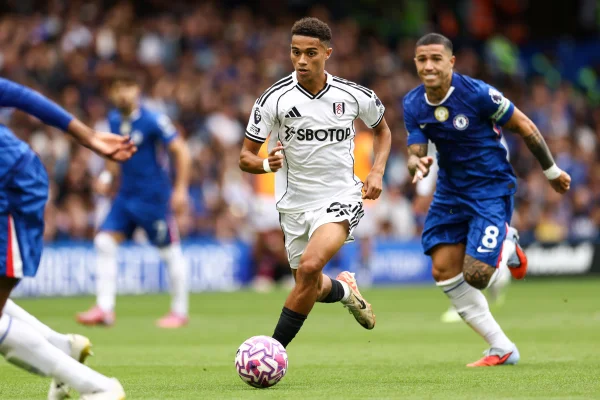 Joshua King, do Fulham, durante a partida da Premier League entre Chelsea e Fulham em Stamford Bridge em 30 de agosto de 2025 em Londres, Inglaterra.
