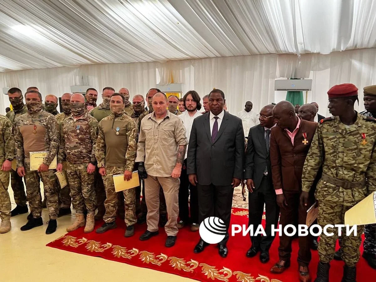 Imagem colorida mostra o presidente da República Centro Africana e mercenários do Grupo Wagner - Metrópoles