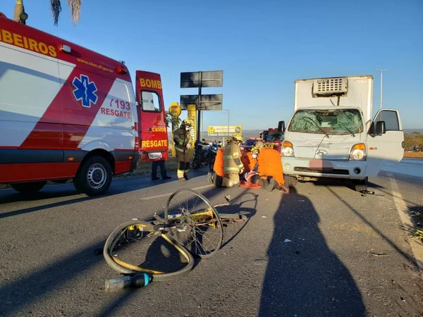 Vídeo: ciclista é atingido por caminhão e atravessa para-brisa no DF