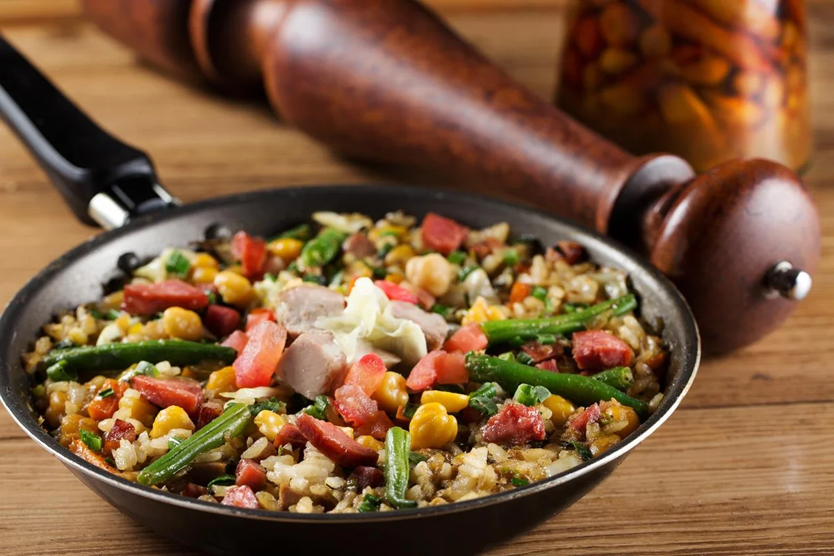 Carpe Diem - Entrada: Barriga de porco pururucada com chutney de abacaxi, hortelã e curry coberto com crocante de torresmo em cama de tropeiro molhado. Prato principal: Arroz de Suã de Braga (receita de arroz molhado com pedaços de pernil de porco cozido, linguiça, bacon, repolho, vagem, grão de bico e ervas aromáticas) Valor: R$ 49,00. Horário de funcionamento: almoço - todos os dias a partir das 12h. Jantar - todos os dias até 0h Endereço: SHC/Sul CL Qd. 104, Bloco D, Loja 01 - Asa Sul Carpe Diem - Entrada: Barriga de porco pururucada com chutney de abacaxi, hortelã e curry coberto com crocante de torresmo em cama de tropeiro molhado. Prato principal: Arroz de Suã de Braga (receita de arroz molhado com pedaços de pernil de porco cozido, linguiça, bacon, repolho, vagem, grão de bico e ervas aromáticas) Valor: R$ 49,00. Horário de funcionamento: almoço - todos os dias a partir das 12h. Jantar - todos os dias até 0h Endereço: SHC/Sul CL Qd. 104, Bloco D, Loja 01 - Asa Sul