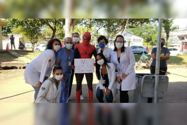 Fora, Thanos! Lutador de MMA se vacina vestido de Homem-Aranha