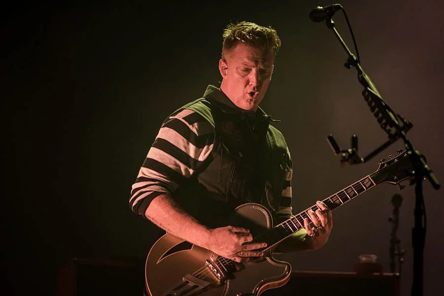 Josh Homme se apresenta com o QOTSA no Rock in Rio 2015. Segundo o site Popload, do jornalista Lucio Ribeiro, a banda virá ao Brasil em fevereiro de 2018 para turnê conjunta com o Foo Fighters, de Dave Grohl Josh Homme se apresenta com o QOTSA no Rock in Rio 2015. Segundo o site Popload, do jornalista Lucio Ribeiro, a banda virá ao Brasil em fevereiro de 2018 para turnê conjunta com o Foo Fighters, de Dave Grohl