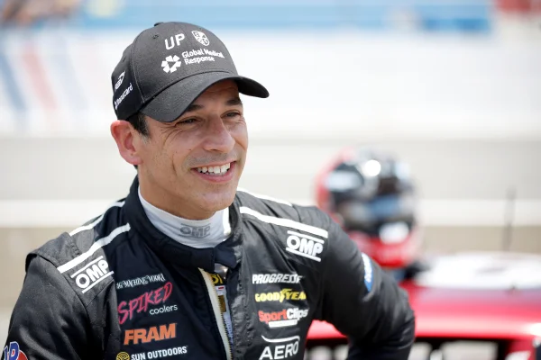 Foto colorida de Helio Castroneves, tetracampeão das 500 milhas de Indianápolis - Metrópoles