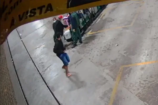 Um deles começa a correr, mas o comparsa ainda pega mais uma coisa Um deles começa a correr, mas o comparsa ainda pega mais uma coisa