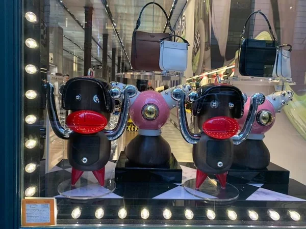 Prada retira item polêmico de lojas após acusação de blackface