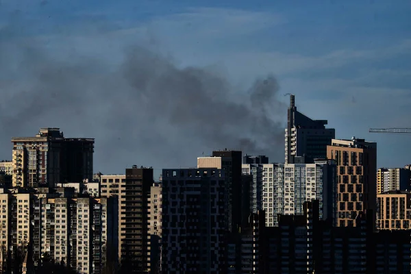 KYIV, UCRÂNIA - 26 DE FEVEREIRO: A fumaça é vista subindo dos edifícios em 26 de fevereiro de 2022 em Kiev, Ucrânia. Explosões e tiros foram relatados em torno de Kiev na segunda noite da invasão da Ucrânia pela Rússia, que matou dezenas e provocou ampla condenação de líderes americanos e europeus