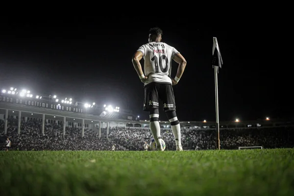 Imagem colorida de Payet com a camisa do Vasco- Metrópoles