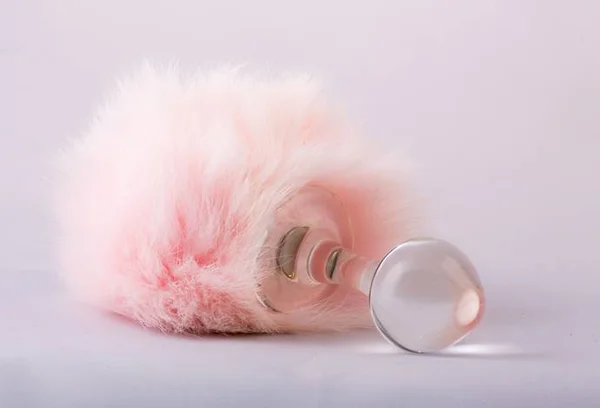 Plug anal transparente com pompom rosa