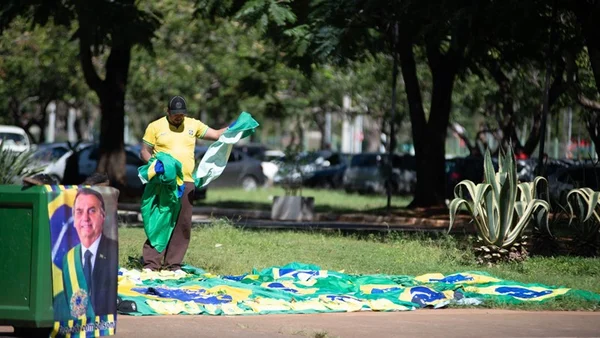 Volta de Bolsonaro reaquece venda de bandeiras e camisas por camelôs