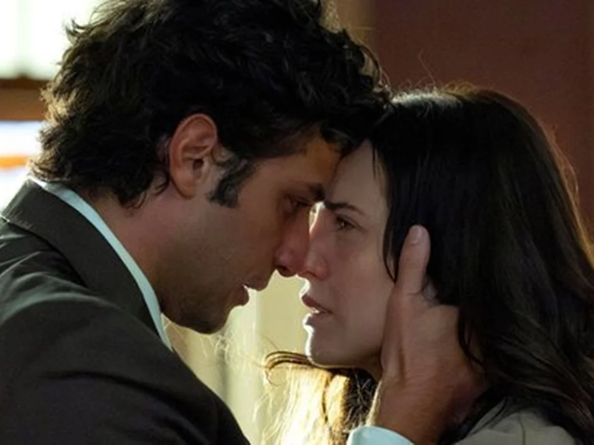 Imagem ilustrativa sobre Primeiro beijo de Pedro e Adriana em Quem Ama Cuida: Chay Suede e Letícia Colin entregam cena que parou a web