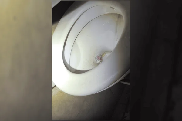 Traficante é preso dando descarga em drogas durante flagrante em bar