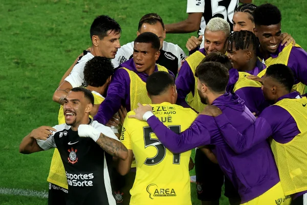 Matheuzinho e companheiros comemorando gol do Corinthians contra o Fluminense
