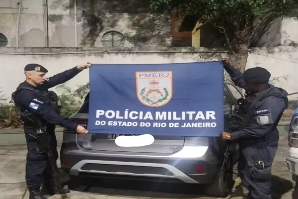 Criminosos roubam carro com menina de 3 anos dentro no Rio de Janeiro