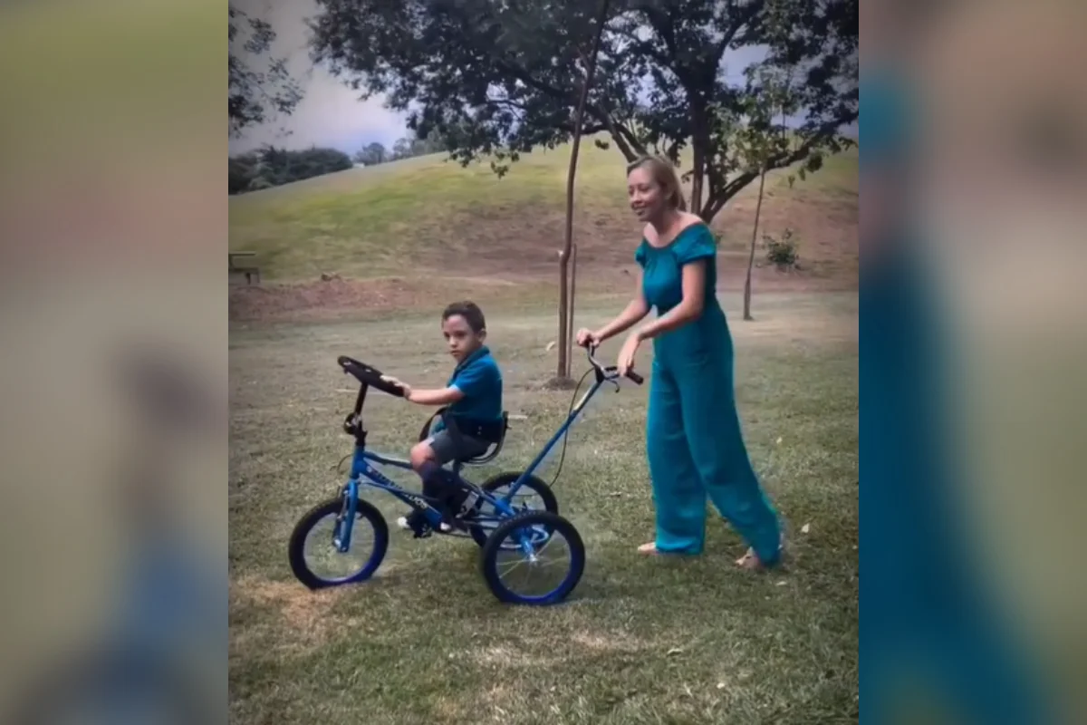 A mãe aproveita os horários das terapias e os momentos de lazer do menino, inclusive quando sai com ele no triciclo adaptado, para observar as condições das ruas e dos espaços públicos A mãe aproveita os horários das terapias e os momentos de lazer do menino, inclusive quando sai com ele no triciclo adaptado, para observar as condições das ruas e dos espaços públicos