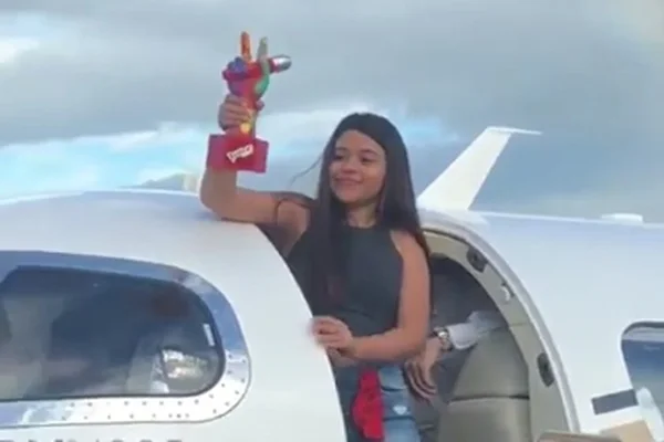 Poderosa! Vencedora do The Voice Kids volta de jatinho para a Paraíba
