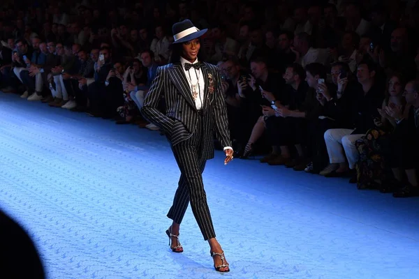 Naomi Campbell em desfile masculino da Dolce Gabbana