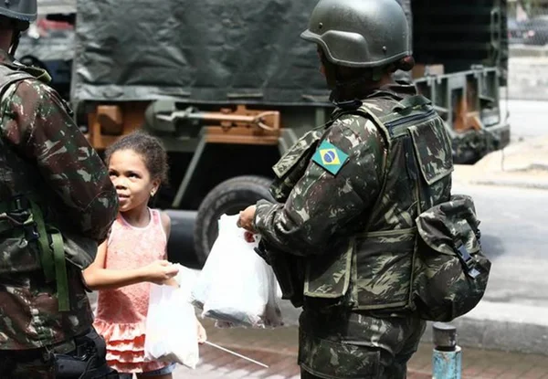 Exército distribui doce de São Cosme e São Damião para crianças no Rio