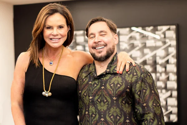 Designer Mika Ferrari expõe joias e relíquias em evento no Lago Sul