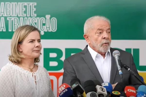 Futura ministra da Secretaria de Relações Institucionais e presidente do PT, Gleisi Hoffmann, ao lado do presidente Lula