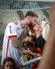 Karoline Lima e Léo Pereira dão beijo no campo após vitória do Flamengo