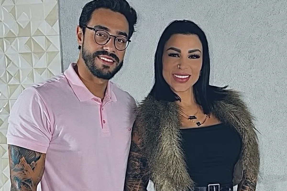 Jenny Miranda e Mateus Parpinelli posam juntos e sorridentes Jenny Miranda e Mateus Parpinelli posam juntos e sorridentes