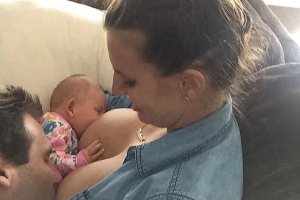 Mulher amamenta homem e bebê ao mesmo tempo e provoca polêmica