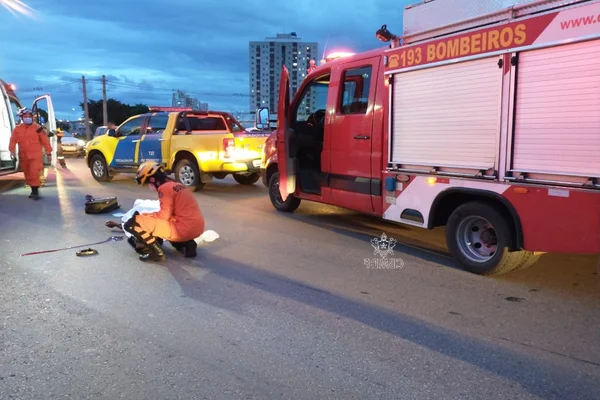 bombeiro ao lado de corpo escondido com pano