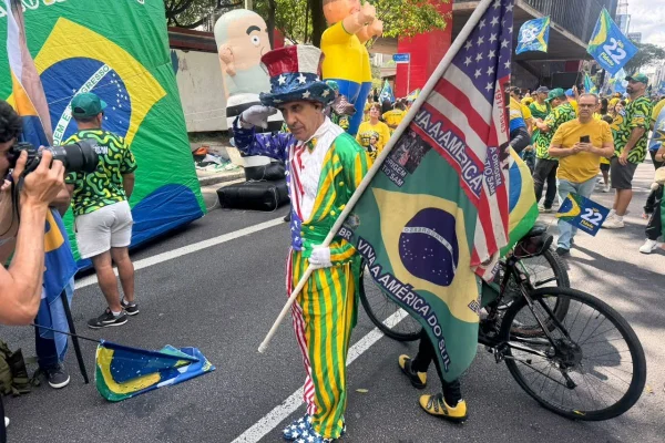 Flávio Bolsonaro chega na Avenida Paulista e cumprimenta apoiadores em ato - destaque galeria