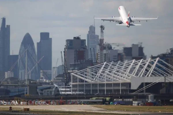 aviao decola do aeroporto de Londres