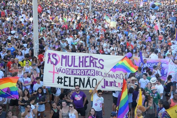 Análise: Sem políticas para mulheres, Bolsonaro segue rejeitado por elas