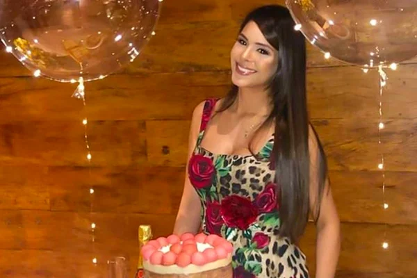 Mayara Noronha celebra aniversário com jantar intimista