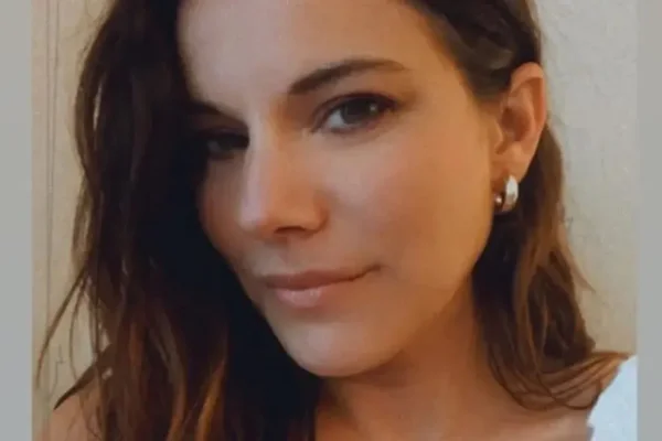 Imagem colorida, foto de uma mulher de cabelo médio - Metrópoles