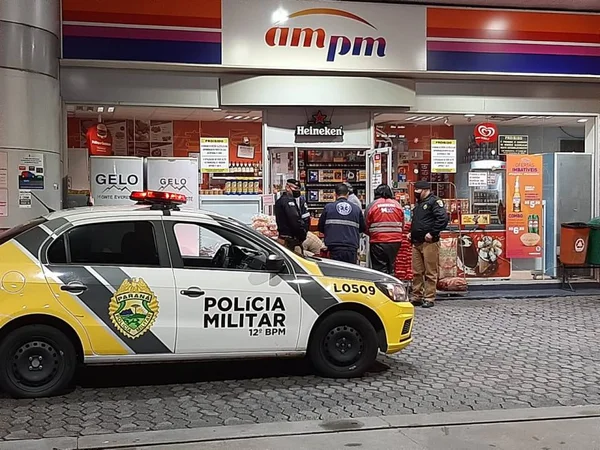 Caixa reage a assalto com tesoura e ladrões esfaqueiam frentista no Paraná