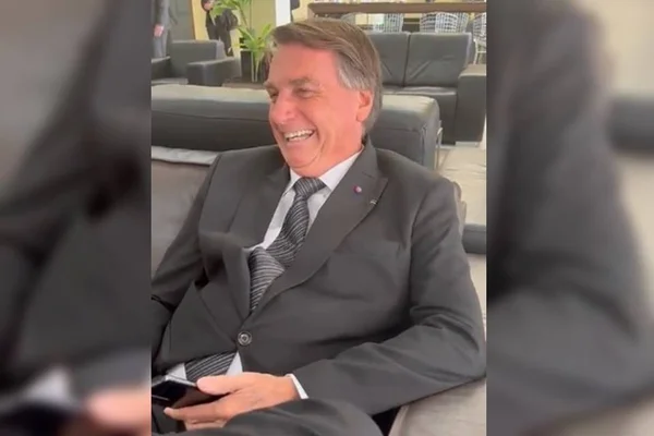 “Vou dar um beijo no Bonner hoje”, brinca Bolsonaro. Veja vídeo