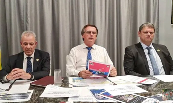 No Suriname, Bolsonaro faz tradicional live de quinta-feira