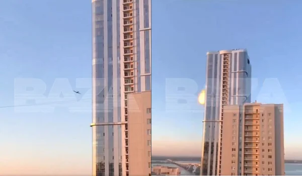 imagem colorida. Drone explode após atingir prédio residencial na Rússia