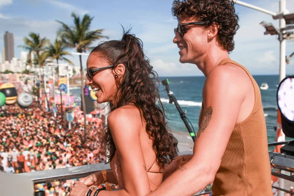 Bruna Marquezine e Shawn Mendes em trio em Salvador