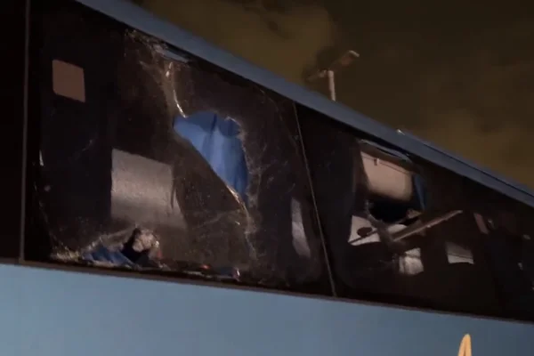 Ônibus com torcedores do Flamengo é apedrejado em São Paulo