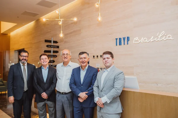 foto colorida de cinco homens vestido de forma social na recepção do hotel Tryp Brasília