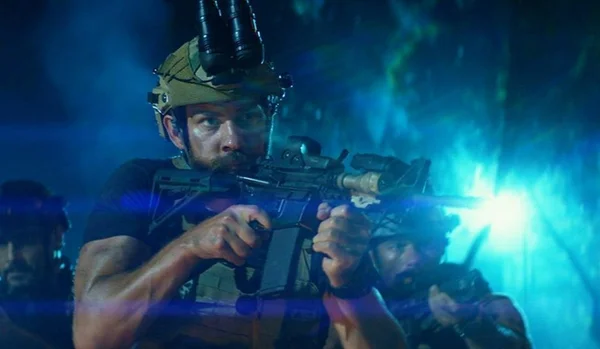 O caos da guerra é filmado com vigor em “13 Horas – Os Soldados Secretos de Benghazi”