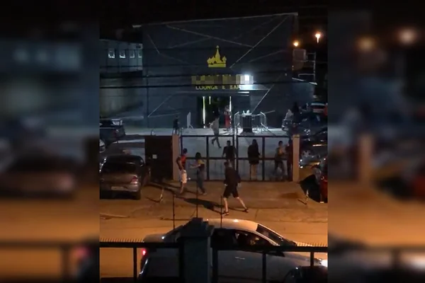 Vídeo: tiros para o alto provocam confusão em boate no Gama
