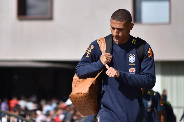 Para evitar contágio, Richarlison não viaja com a Seleção Brasileira