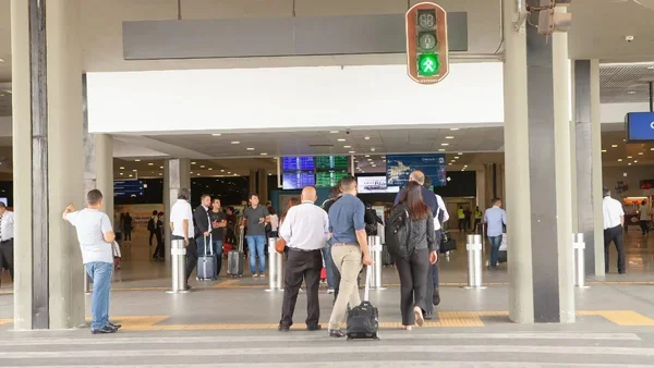 Passageiro agride esposa em avião e é preso no Aeroporto de Confins