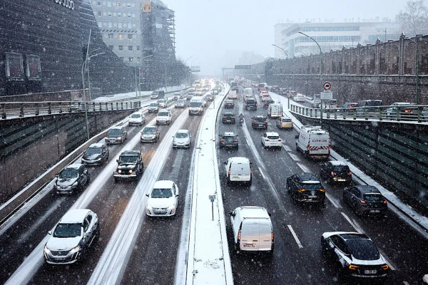 imagem colorida tempestade de neve em paris
