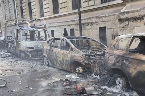 Protestos na França tem ataque a prefeituras e atos em diversas cidades - destaque galeria Protestos na França tem ataque a prefeituras e atos em diversas cidades - destaque galeria